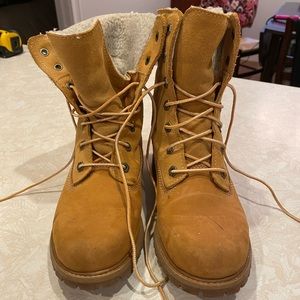 Woman’s fleece lined Timberland size 7.5